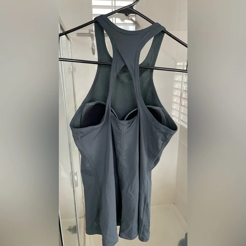 Nike Women's Racerback Tank with Built in Bra - Small - Picture 10 of 11